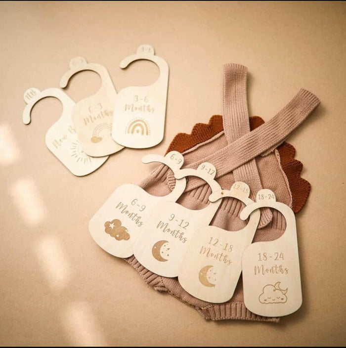 7 Pieces Baby Closet Size Divider Wooden Baby Closet Organizers Hanging Closet Dividers from Newborn Infant to 24 Months for Home Nursery Baby Clothes.