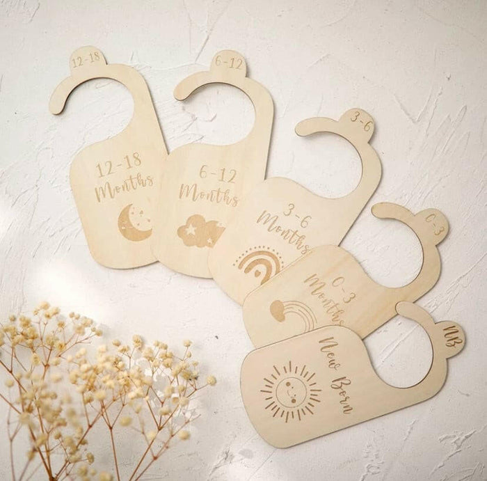7 Pieces Baby Closet Size Divider Wooden Baby Closet Organizers Hanging Closet Dividers from Newborn Infant to 24 Months for Home Nursery Baby Clothes.