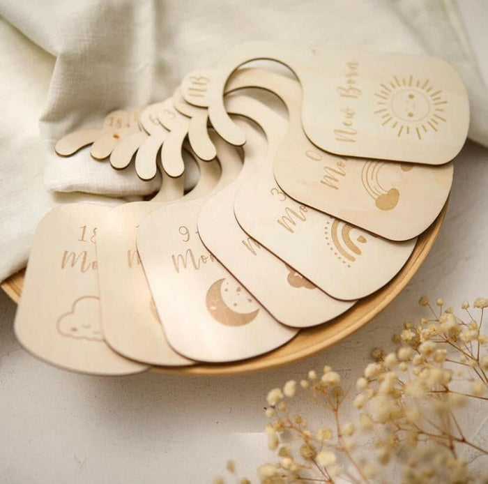 7 Pieces Baby Closet Size Divider Wooden Baby Closet Organizers Hanging Closet Dividers from Newborn Infant to 24 Months for Home Nursery Baby Clothes.